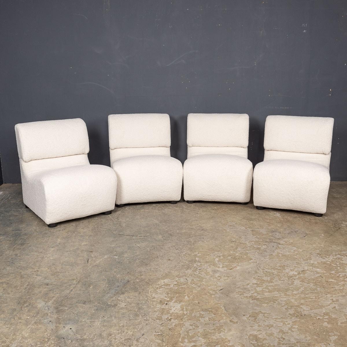 Ein Satz von vier italienischen Sesseln aus dem späten 20. Jahrhundert, exquisit neu gepolstert mit üppigem cremefarbenem Bouclé-Stoff, bietet eine perfekte Sitzlösung für einen Fernsehraum oder ein Heimkino.

CONDIT
In außergewöhnlichem Zustand.