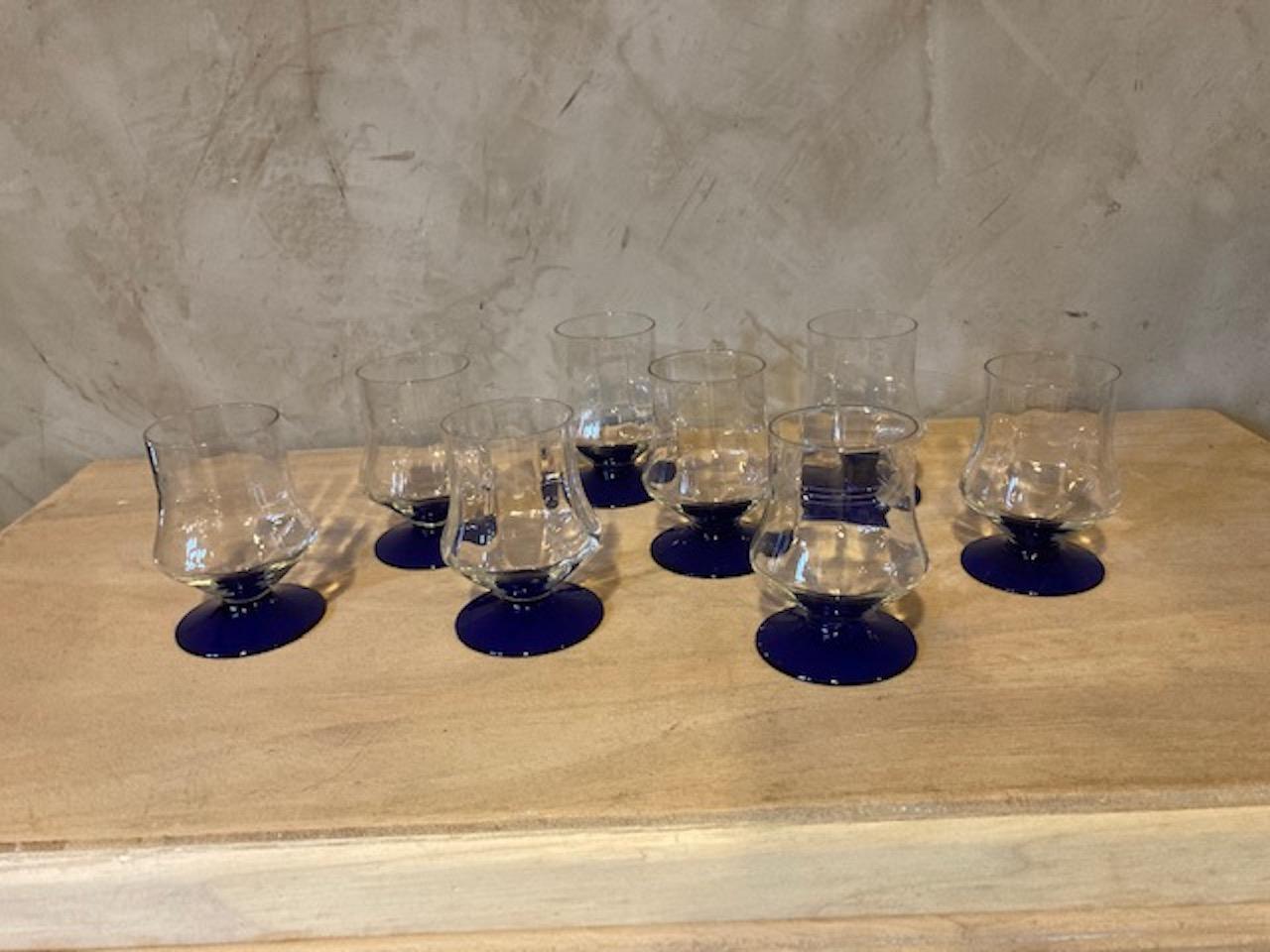 Very nice 20th century set of French Art Deco engraved glasses from 1930s.
Blue base with engraved flower.
Four types of glasses :
- 8 water glasses : 10 cm height x diameter 7 cm
- 6 wine glasses : 8,5 cm height x 5,5 diameter
- 8 porto