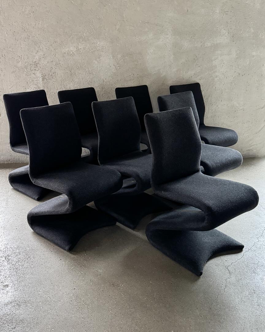 Una scultorea (iconica) poltrona a zig-zag rivestita in lana riccamente strutturata, che bilancia la forma grafica con il calore tattile. Il profilo geometrico e nitido della sedia è ammorbidito dal denso rivestimento in lana infeltrita, che