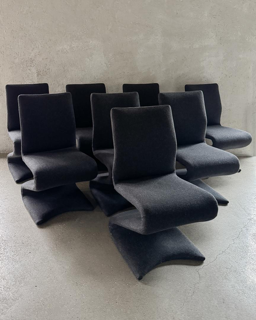 20th Century set of Iconic Z Dining Chairs Newly Upholstered in Grey Flannel (8) In condizioni buone in vendita a Wainscott, NY