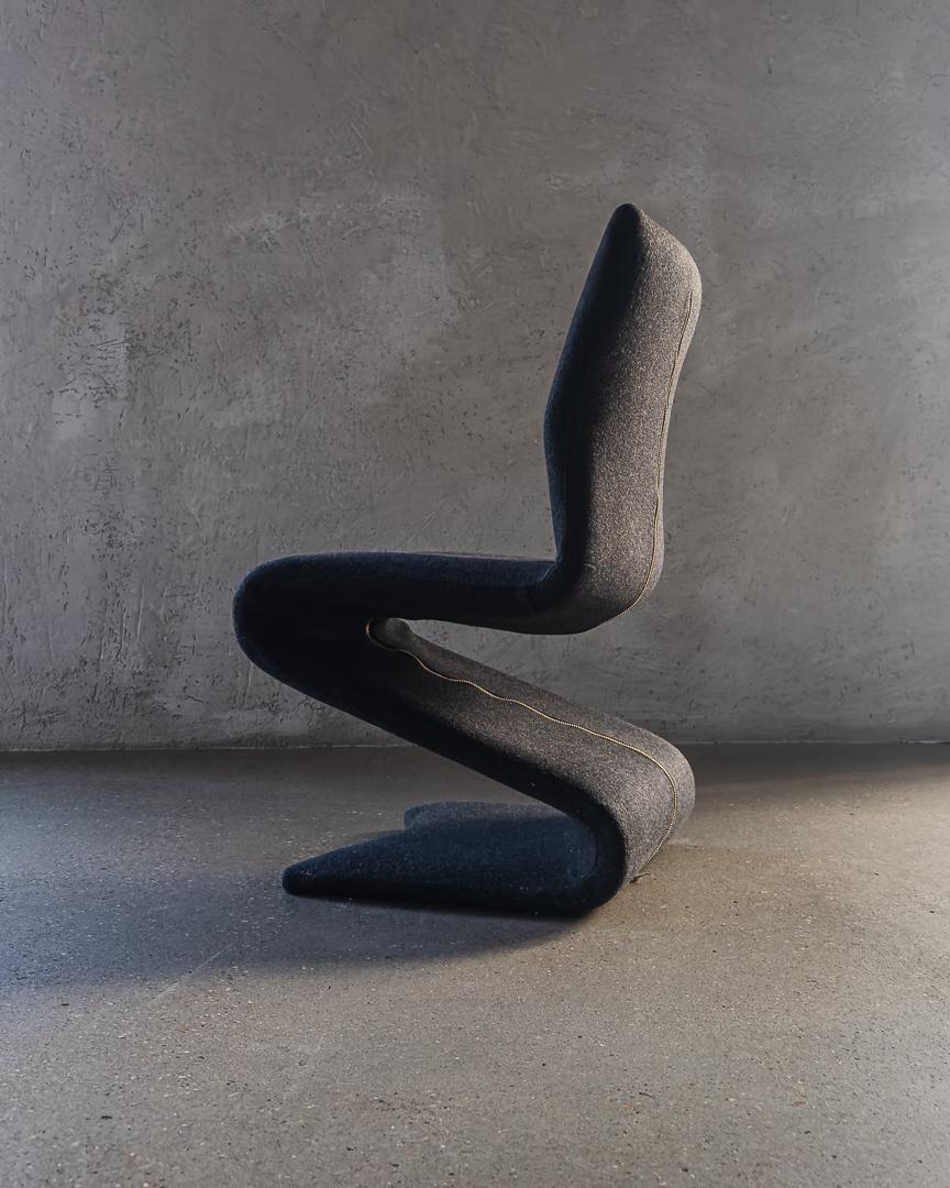 XX secolo 20th Century set of Iconic Z Dining Chairs Newly Upholstered in Grey Flannel (8) in vendita