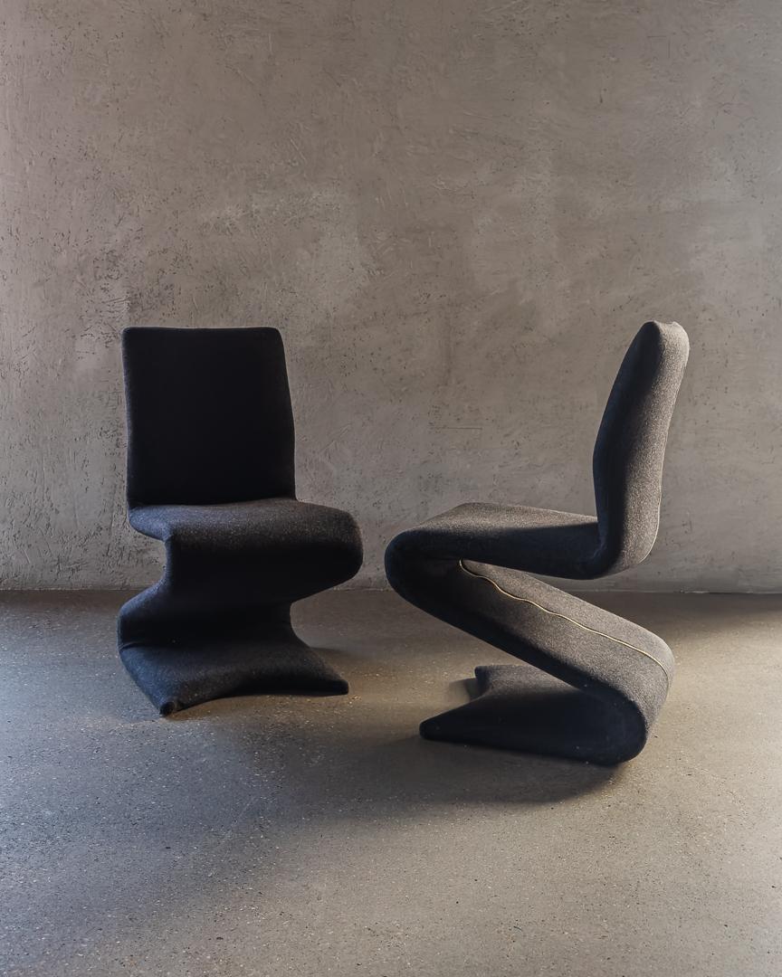 Lana 20th Century set of Iconic Z Dining Chairs Newly Upholstered in Grey Flannel (8) in vendita