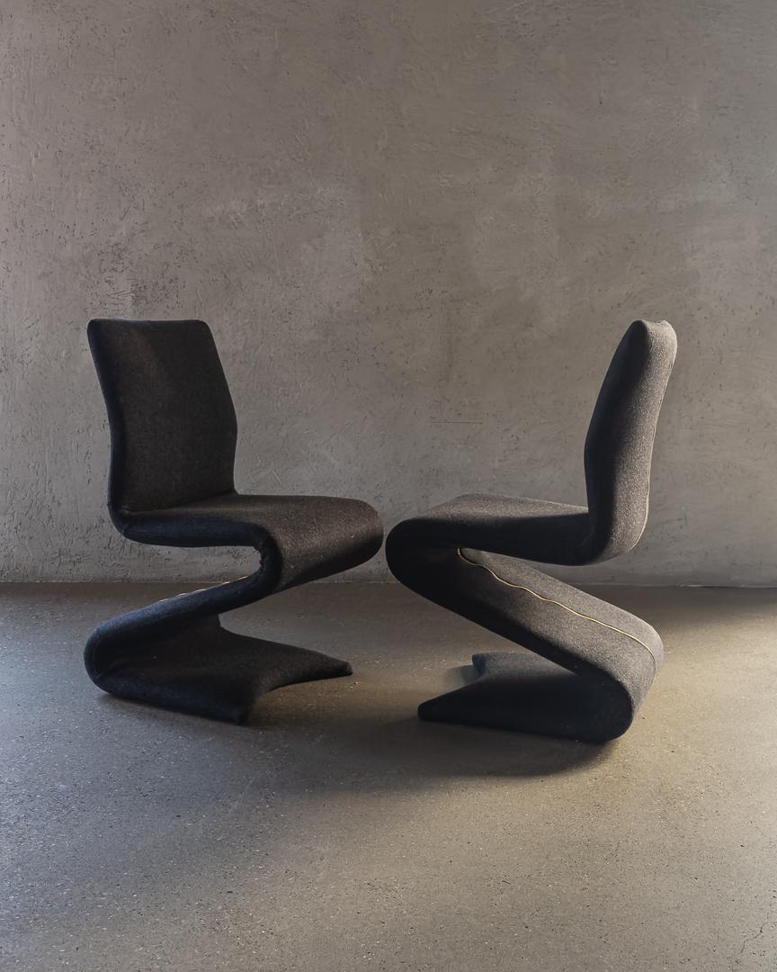 20th Century set of Iconic Z Dining Chairs Newly Upholstered in Grey Flannel (8) in vendita 1