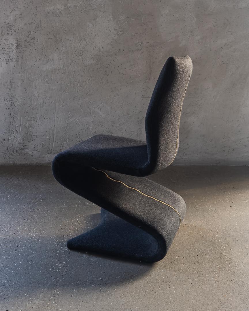 20th Century set of Iconic Z Dining Chairs Newly Upholstered in Grey Flannel (8) in vendita 2