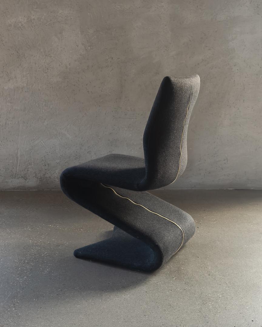 20th Century set of Iconic Z Dining Chairs Newly Upholstered in Grey Flannel (8) in vendita 3