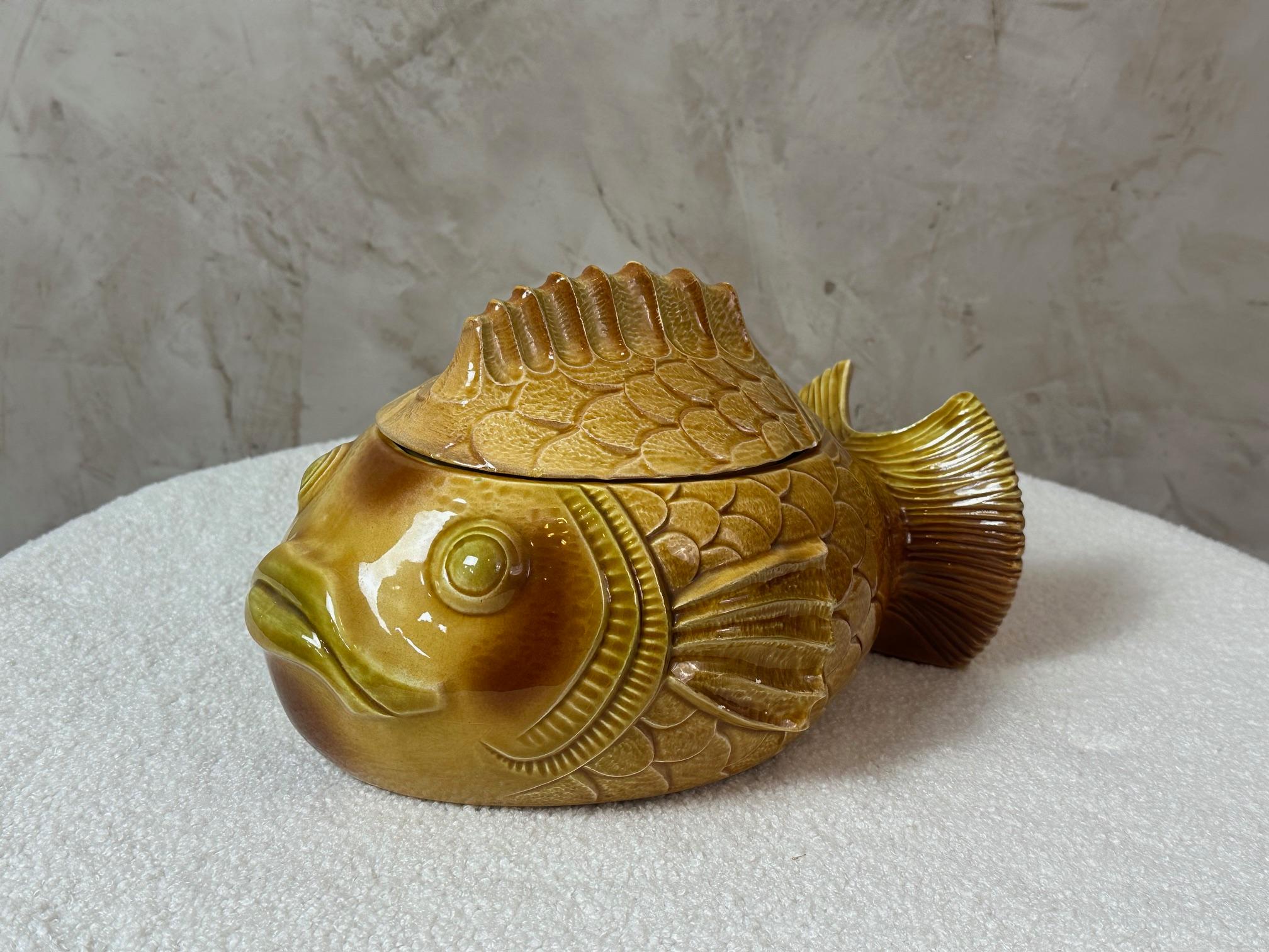 20th century Set of Sarreguemines Ceramic Fish Serveware, 1950s In Good Condition For Sale In LEGNY, FR