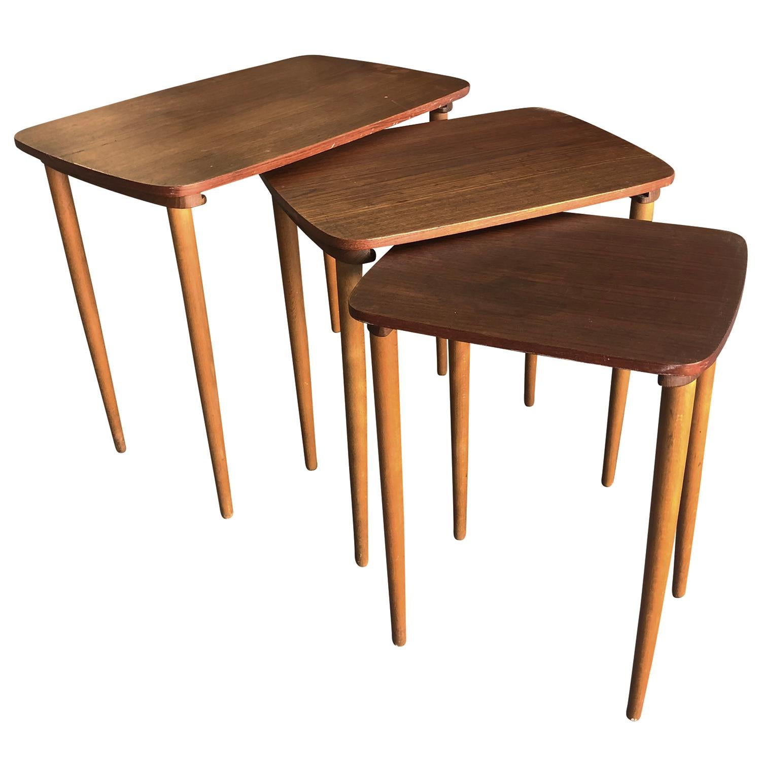 Mid-Century Modern Ensemble danois du 20ème siècle de trois tables gigognes vintage scandinaves gigognes en teck en vente