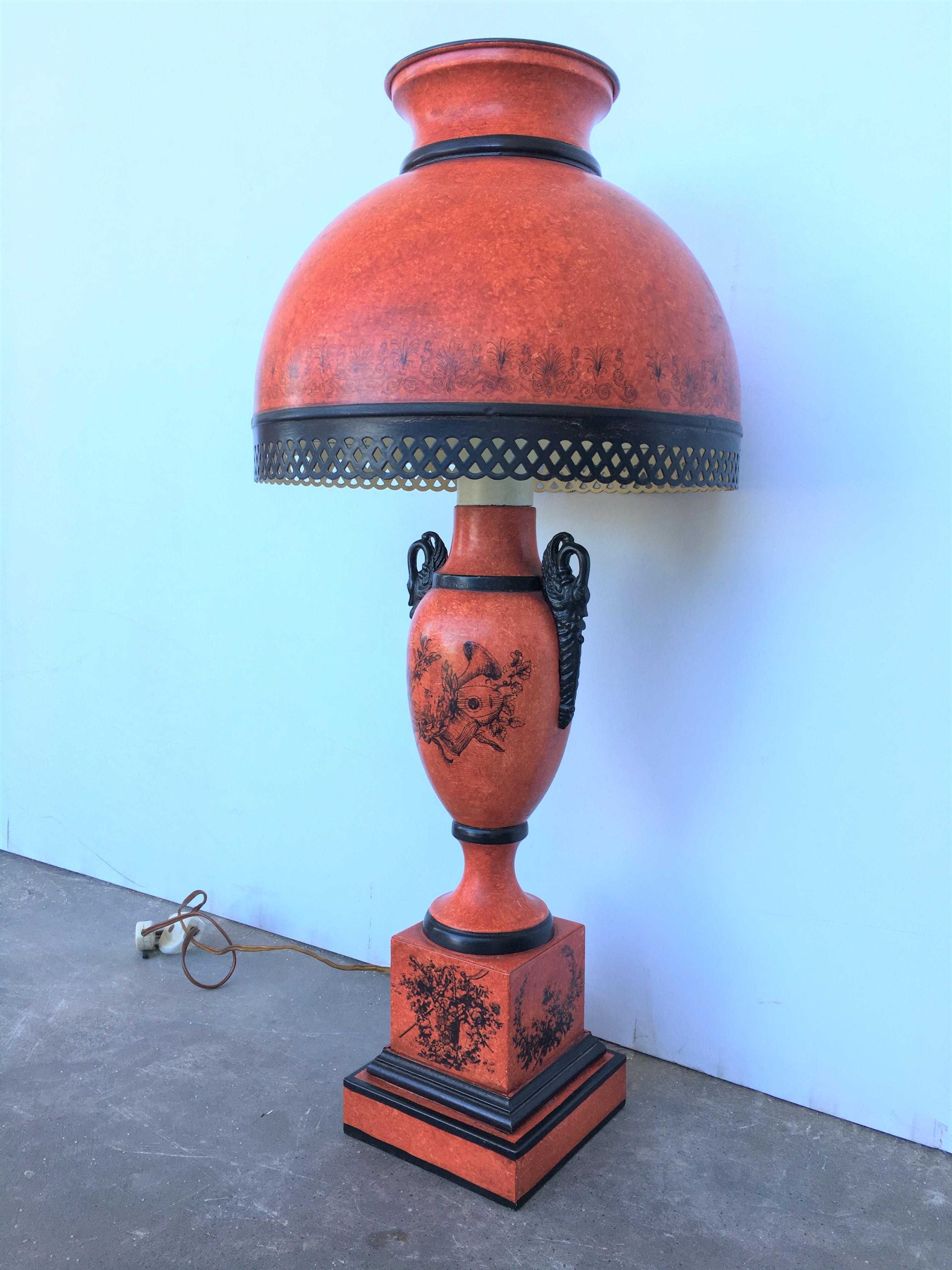 Set von sieben roten Sang-de-Boeuf-Tischlampen mit Ornamentmotiven aus dem 20. Jahrhundert im Zustand „Gut“ in Miami, FL
