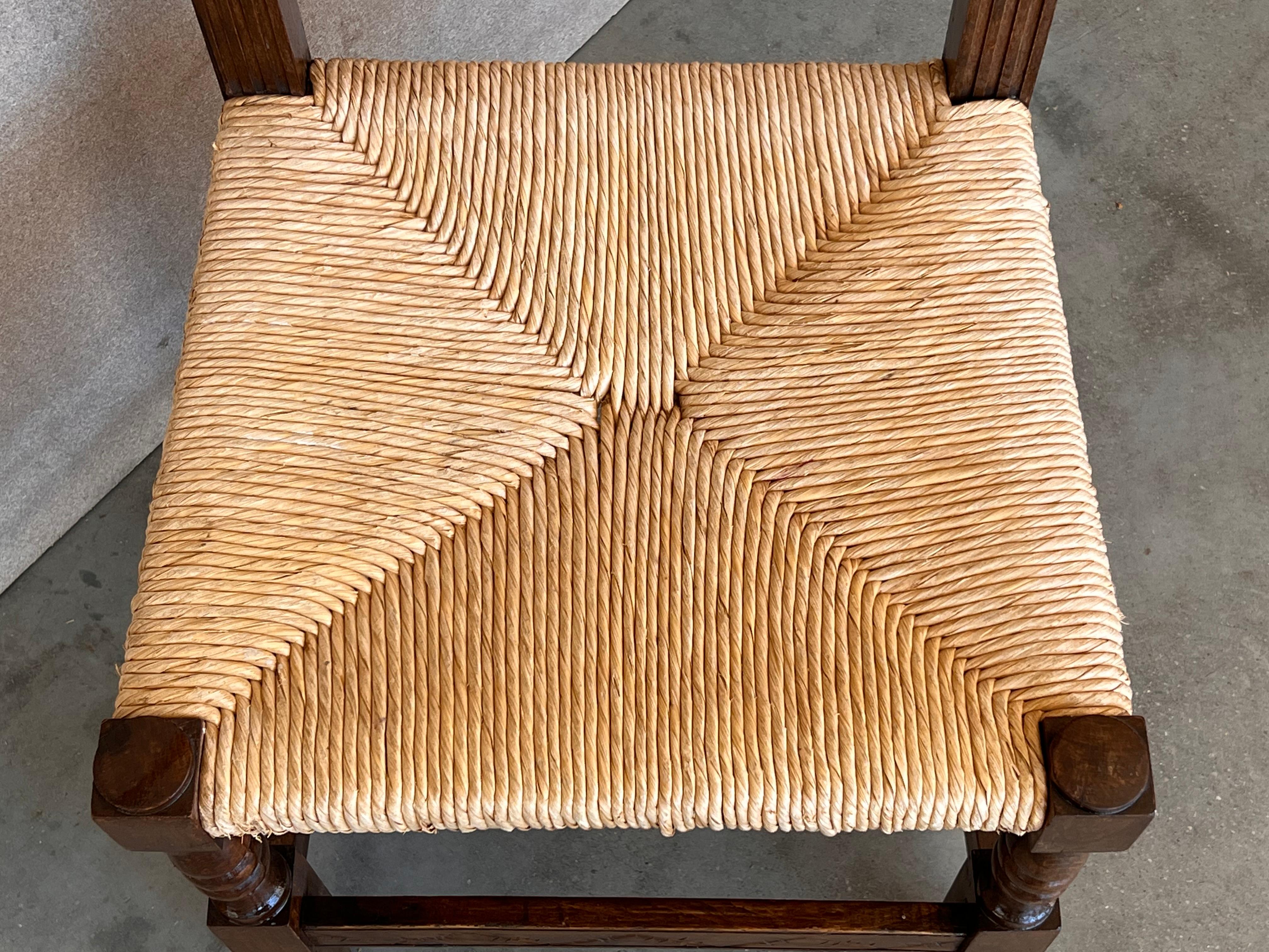 Satz von sechs katalanischen Stühlen aus geschnitztem Nussbaumholz und mit Rohrsesseln aus dem 20. im Angebot 4