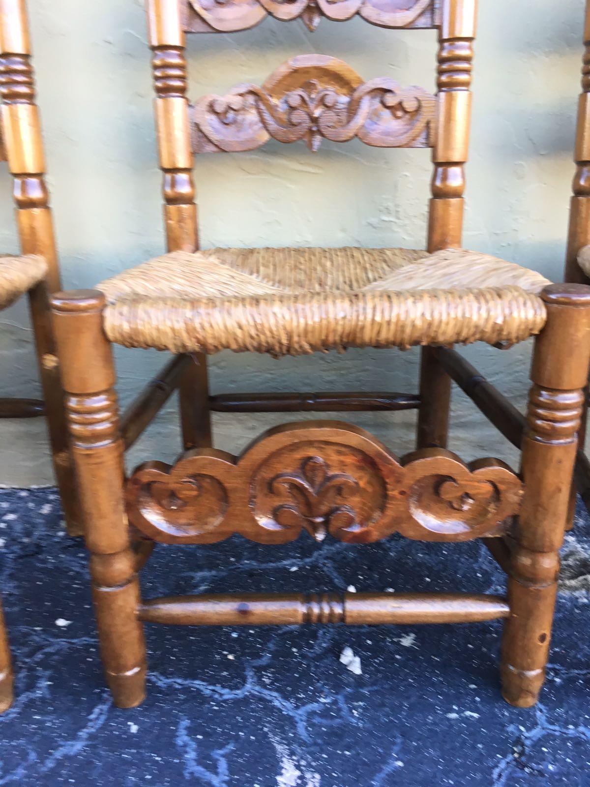 Set aus sechs katalanischen Stühlen aus geschnitztem Nussbaumholz mit Sitzflächen aus Schilfrohr, 20. Jahrhundert im Zustand „Gut“ im Angebot in Miami, FL