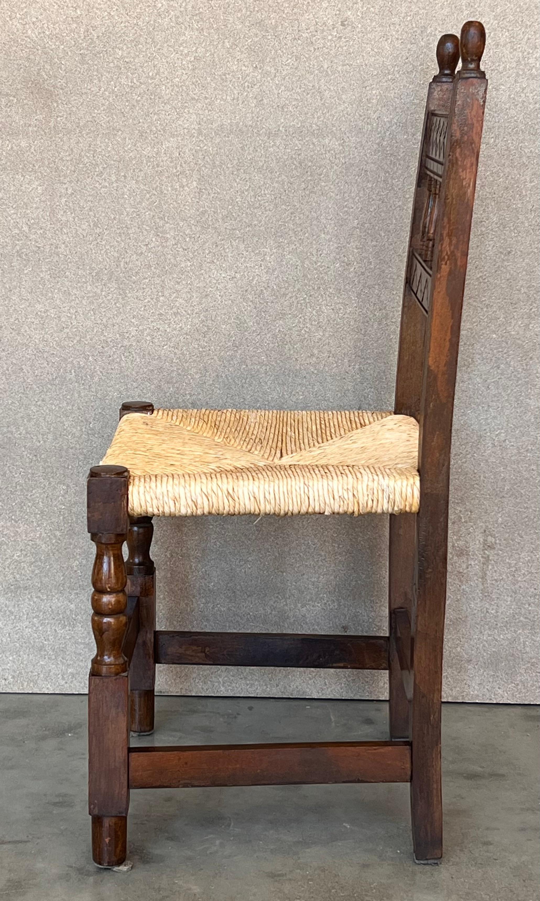 Satz von sechs katalanischen Stühlen aus geschnitztem Nussbaumholz und mit Rohrsesseln aus dem 20. (19. Jahrhundert) im Angebot