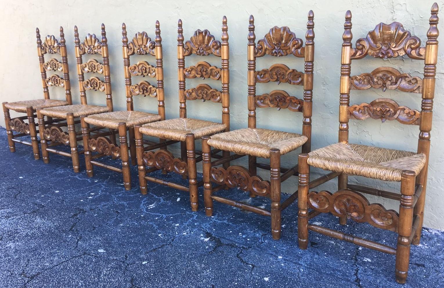 Set aus sechs katalanischen Stühlen aus geschnitztem Nussbaumholz mit Sitzflächen aus Schilfrohr, 20. Jahrhundert (Gehstock) im Angebot