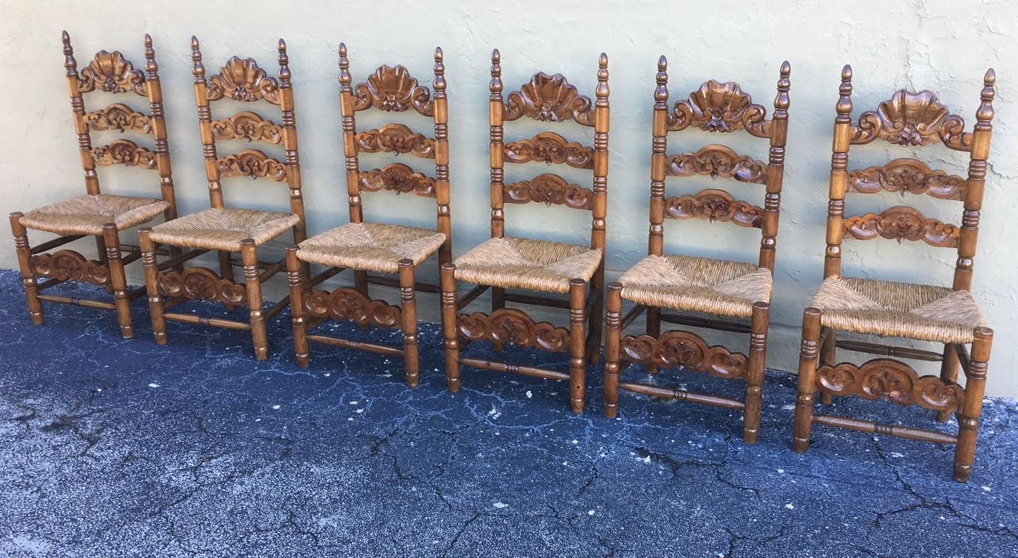 Set aus sechs katalanischen Stühlen aus geschnitztem Nussbaumholz mit Sitzflächen aus Schilfrohr, 20. Jahrhundert im Angebot 1
