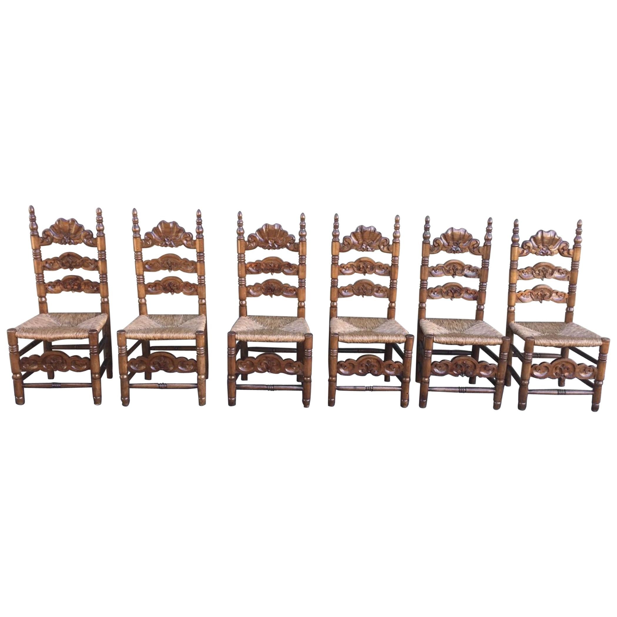 Set aus sechs katalanischen Stühlen aus geschnitztem Nussbaumholz mit Sitzflächen aus Schilfrohr, 20. Jahrhundert