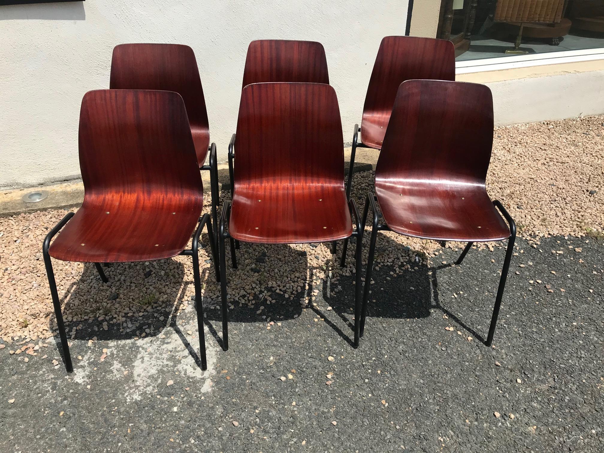 Set of 6 stackable pagholz Pagwood chairs origin, Germany, 1960s.
Post formed on a tubular brown metal base, a process that combines plywood and resin under pressure to obtain a result that is both flexible and solid.
Very resistant, this chair