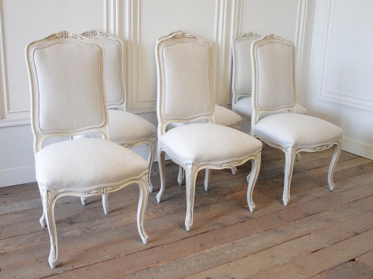 20th Century Set Of Six Painted French Provincial Dining Chairs In 20th Century Set Of Six Painted French Provincial Dining Chairs In Belgian Linen Good Condition