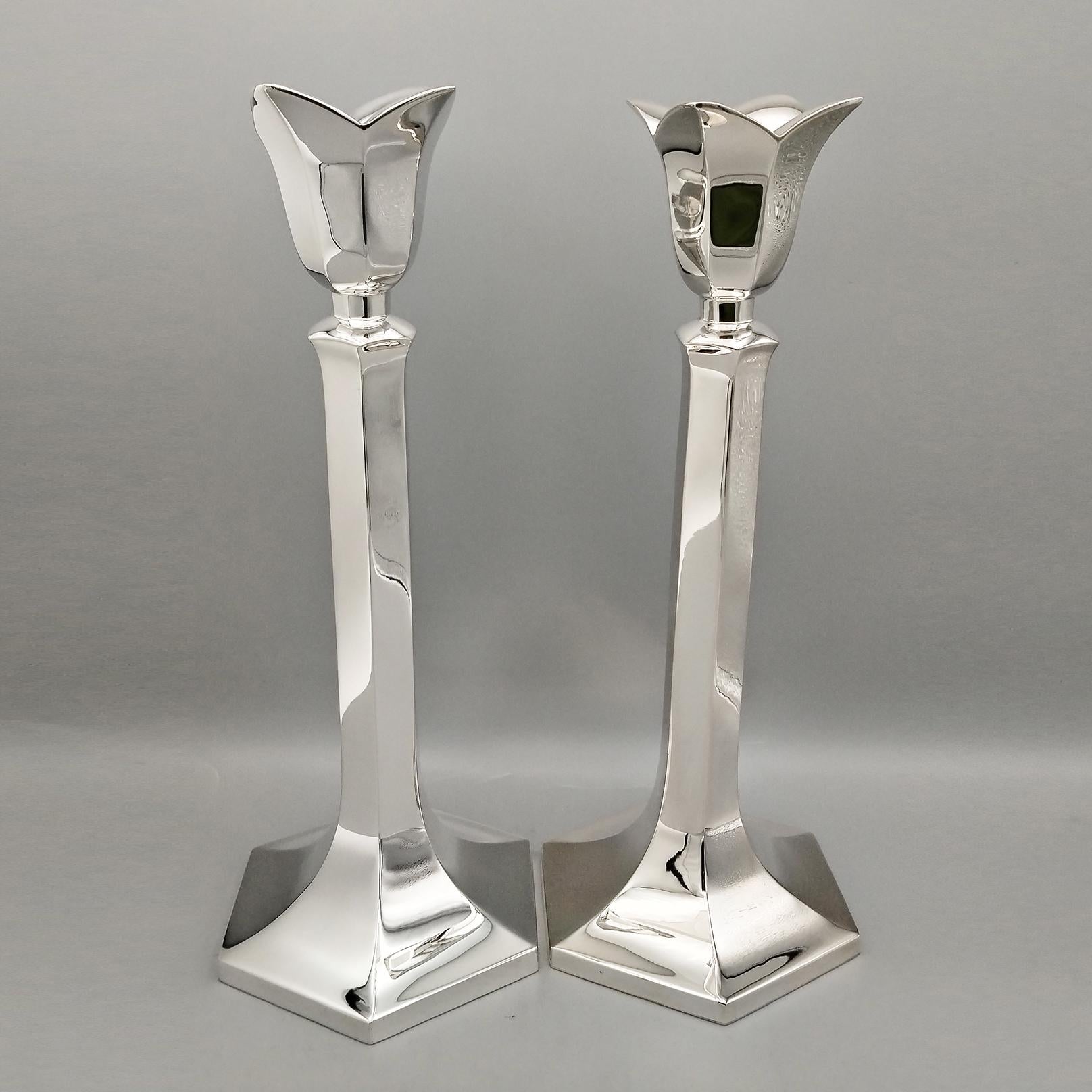 Completamente fatti a mano Coppia di candelieri in argento massiccio 800.
I candelieri sono stati realizzati completamente a mano in lastra d'argento per dare loro una forma esagonale.
La base è ampia e imponente per dare loro maggiore stabilità, si