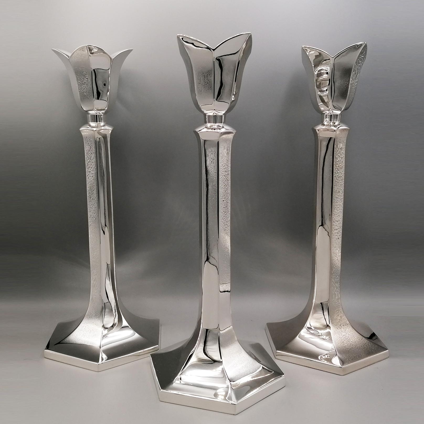 Vollständig handgefertigtes Trio von Kerzenhaltern aus massivem 800er Silber.
Die Kerzenhalter wurden vollständig aus Silberblech handgefertigt, um ihnen eine sechseckige Form zu geben.
Die Basis ist breit und imposant, um ihnen mehr Stabilität zu