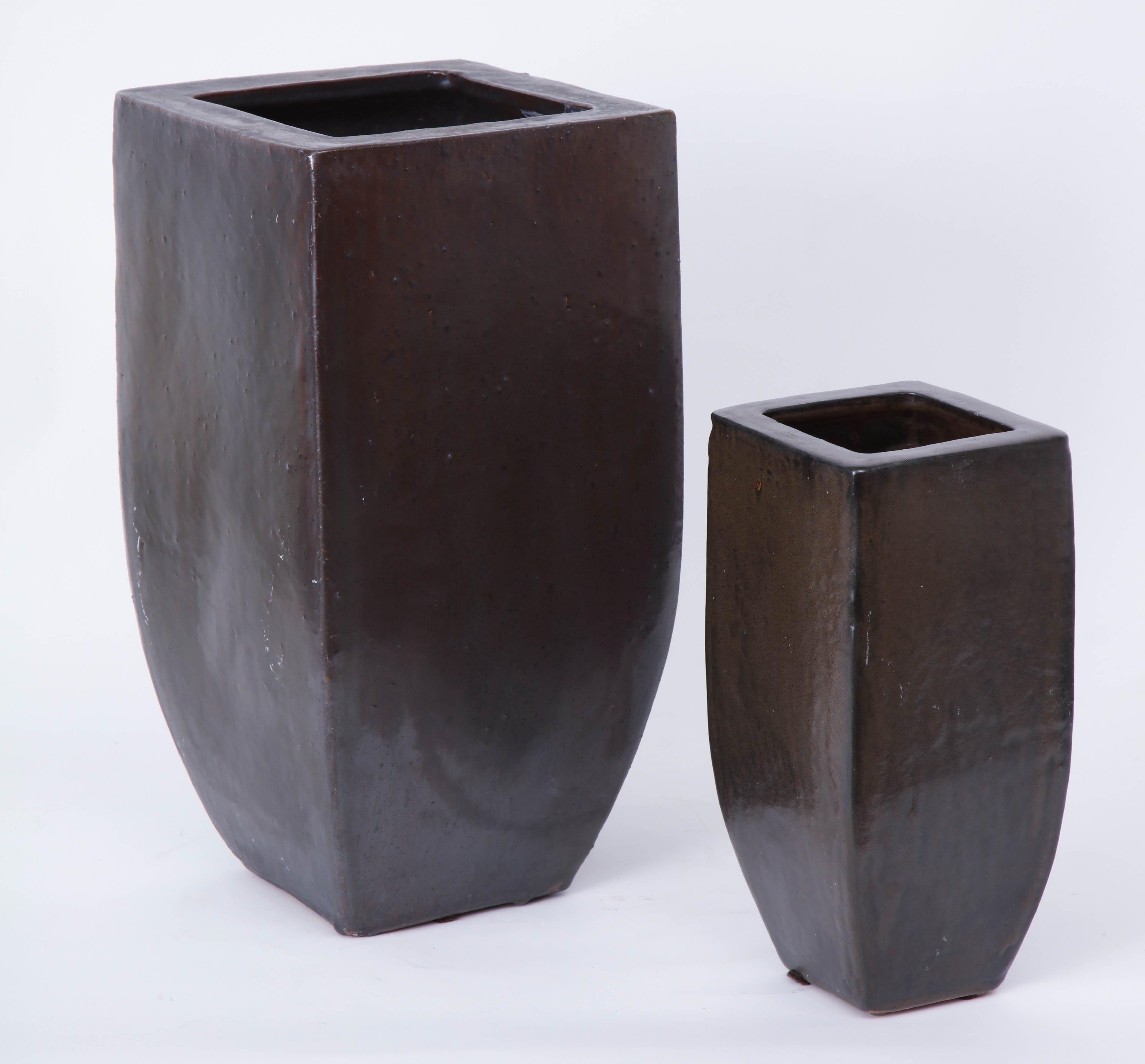 20th century set of two brown ceramic vases
Measures: Smaller vase: 5.5