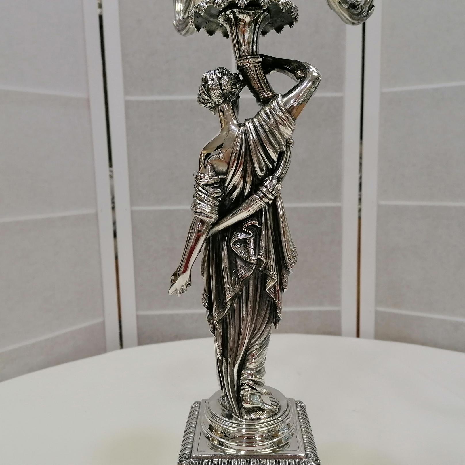 Candelabro italiano a sette luci in argento massiccio del XX secolo, revival Impero in vendita 2
