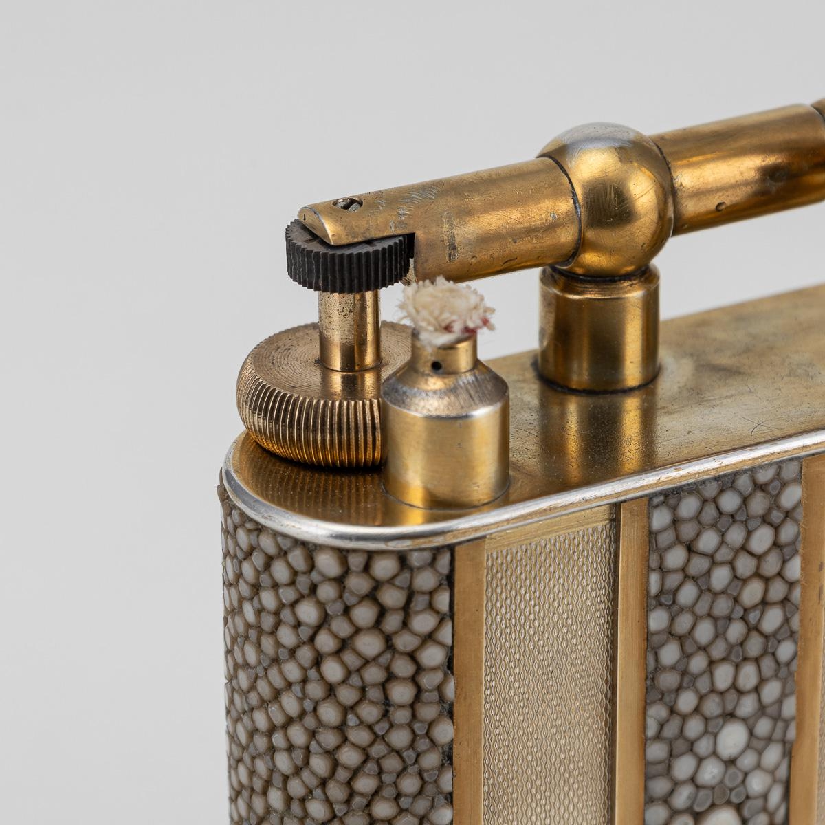 Briquet de table Dunhill du 20e siècle en galuchat et panneaux tournés à l'or, c.C.1950 en vente 3