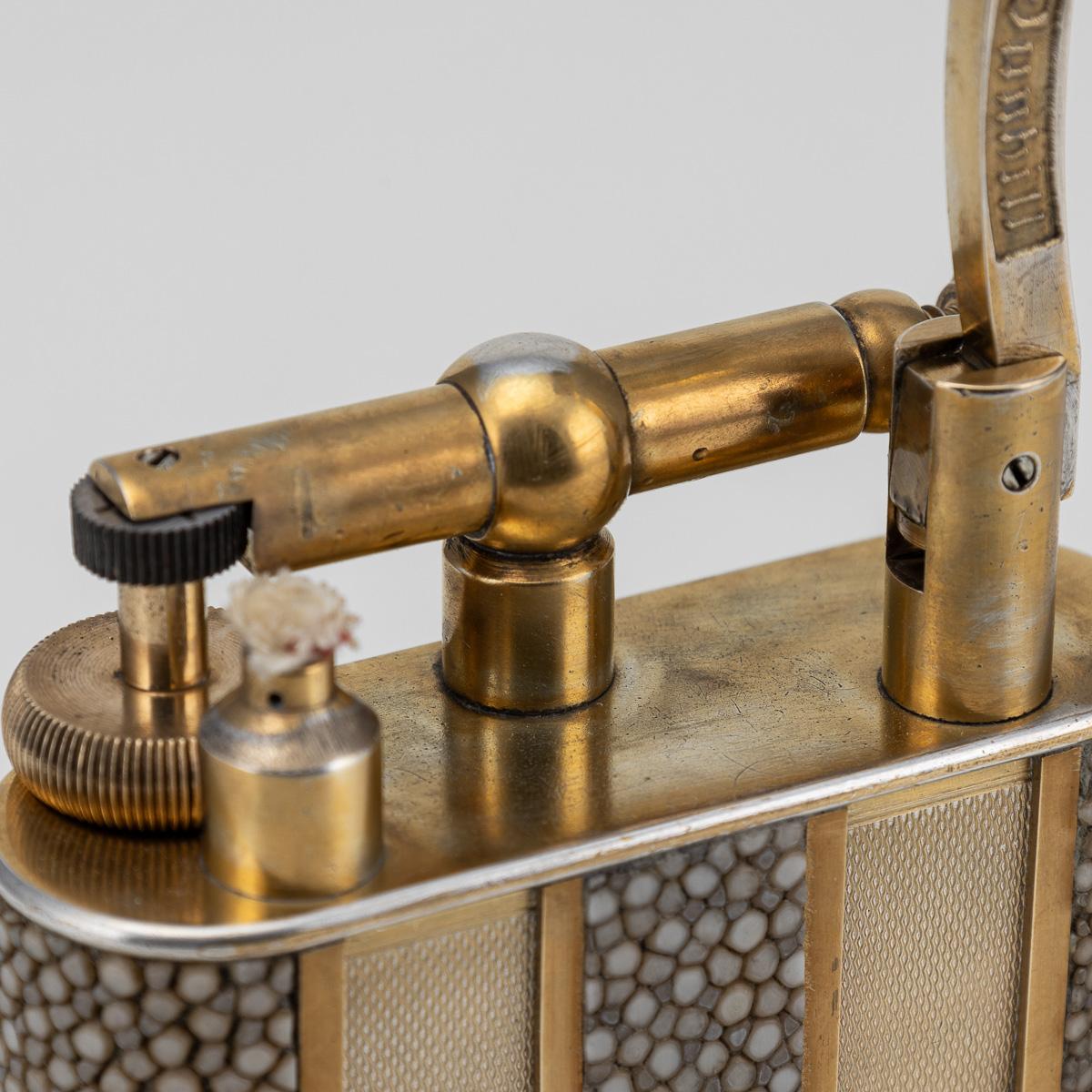 Briquet de table Dunhill du 20e siècle en galuchat et panneaux tournés à l'or, c.C.1950 en vente 4