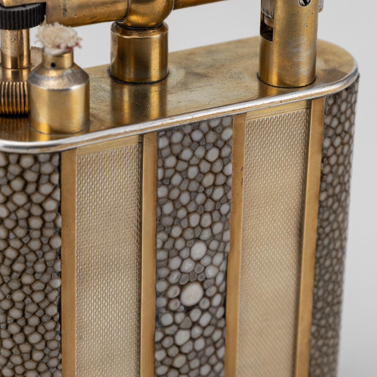 Briquet de table Dunhill du 20e siècle en galuchat et panneaux tournés à l'or, c.C.1950 en vente 5