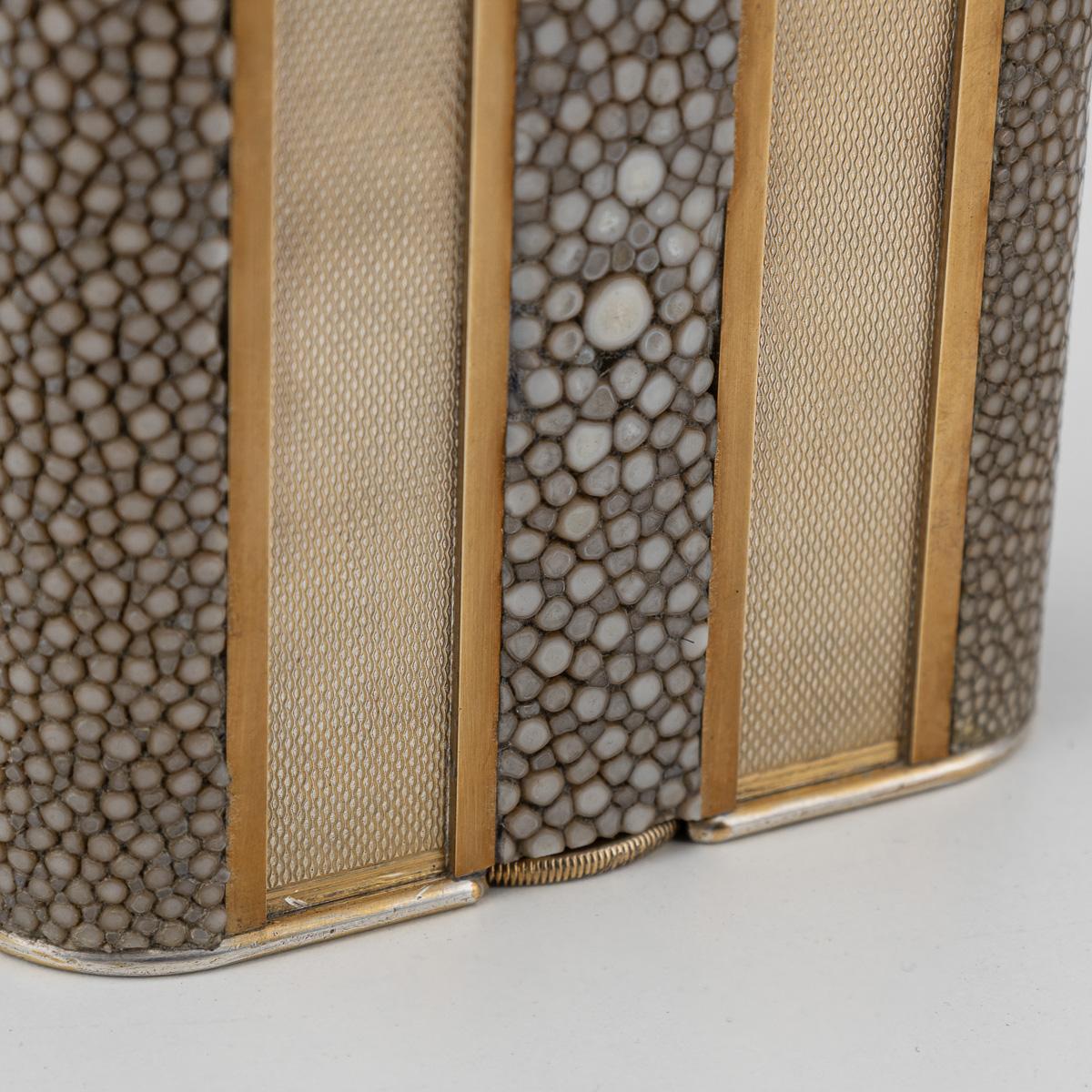 Briquet de table Dunhill du 20e siècle en galuchat et panneaux tournés à l'or, c.C.1950 en vente 6