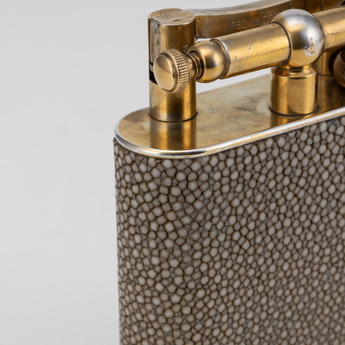Briquet de table Dunhill du 20e siècle en galuchat et panneaux tournés à l'or, c.C.1950 en vente 9