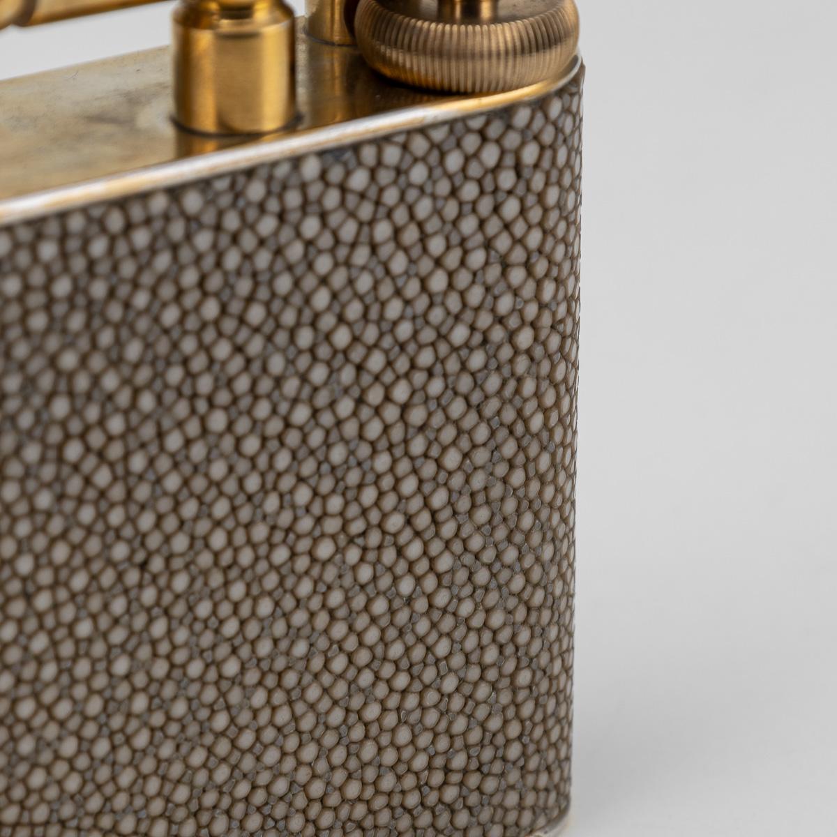 Briquet de table Dunhill du 20e siècle en galuchat et panneaux tournés à l'or, c.C.1950 en vente 10
