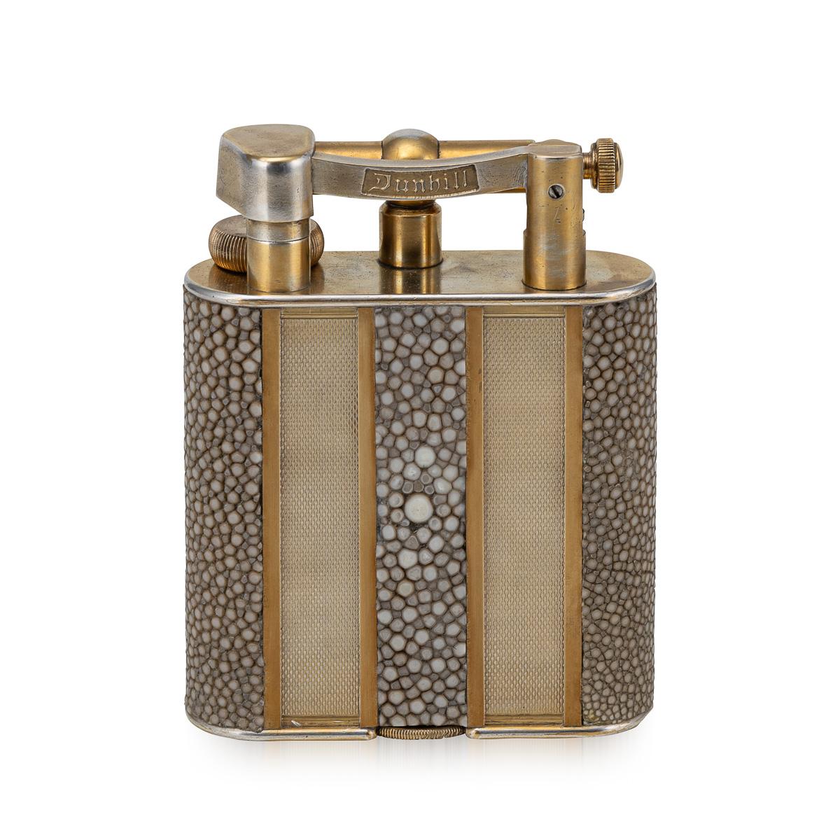 Autre Briquet de table Dunhill du 20e siècle en galuchat et panneaux tournés à l'or, c.C.1950 en vente