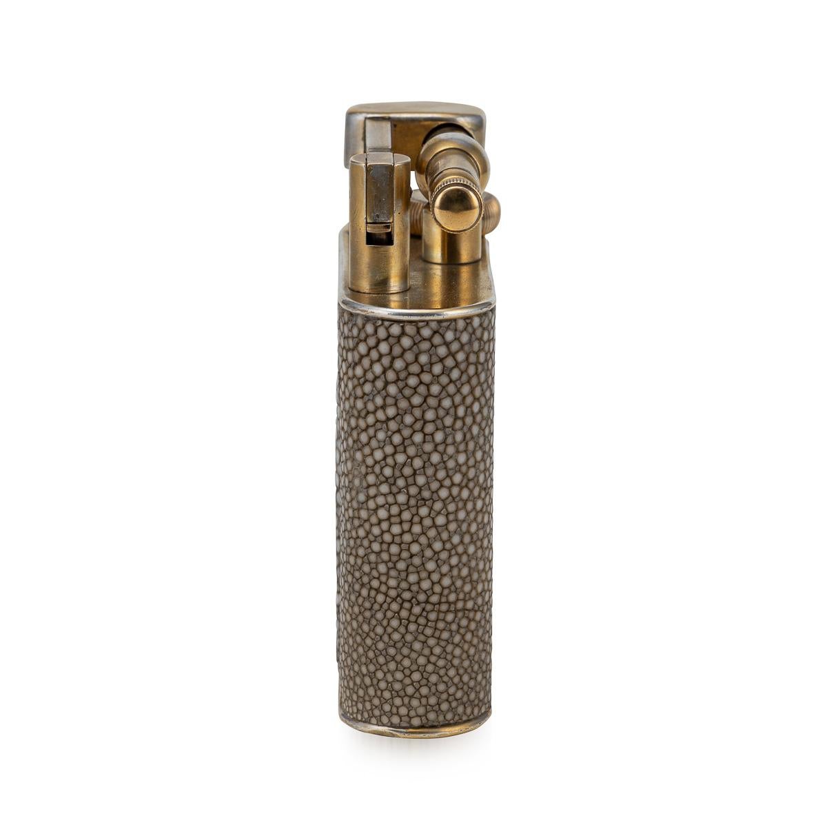 Britannique Briquet de table Dunhill du 20e siècle en galuchat et panneaux tournés à l'or, c.C.1950 en vente