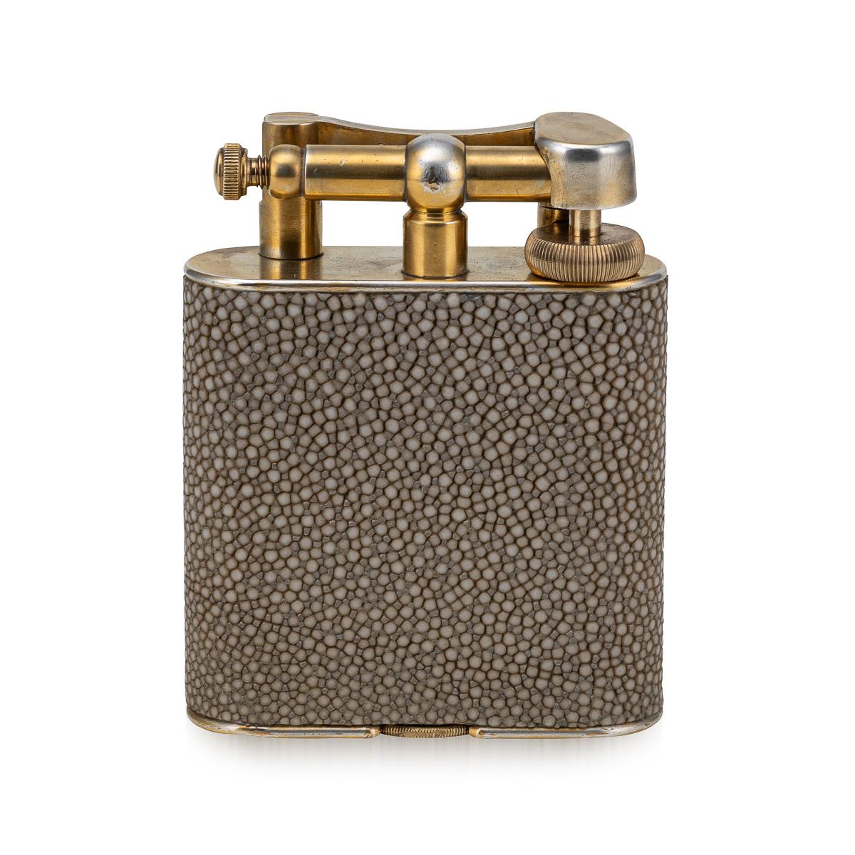 Briquet de table Dunhill du 20e siècle en galuchat et panneaux tournés à l'or, c.C.1950 Bon état - En vente à Royal Tunbridge Wells, Kent
