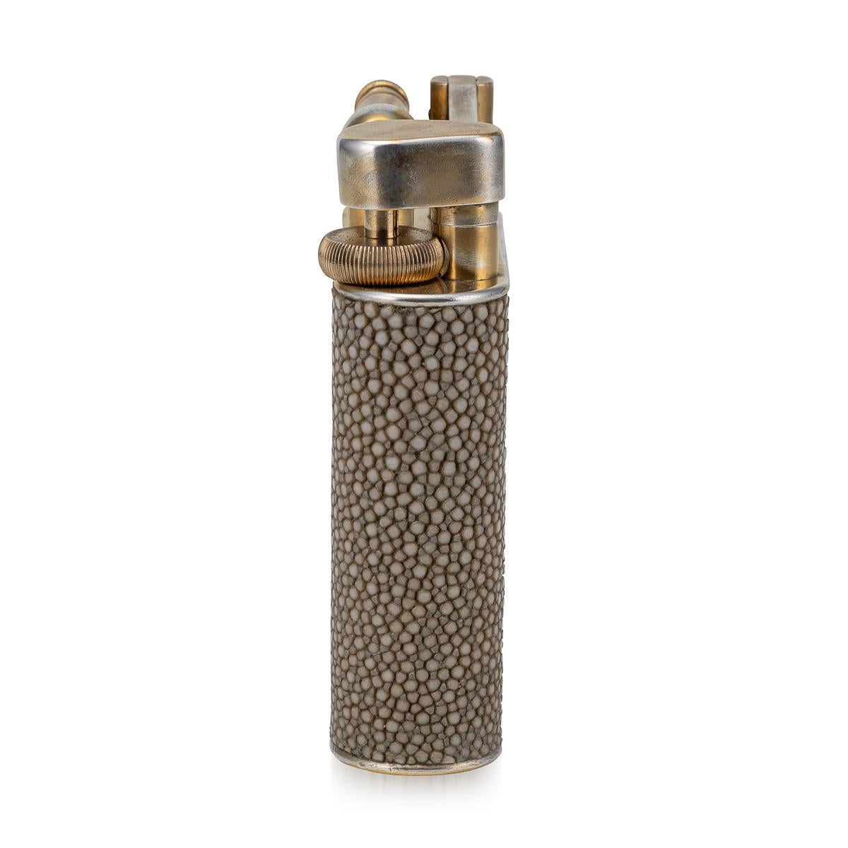 20ième siècle Briquet de table Dunhill du 20e siècle en galuchat et panneaux tournés à l'or, c.C.1950 en vente