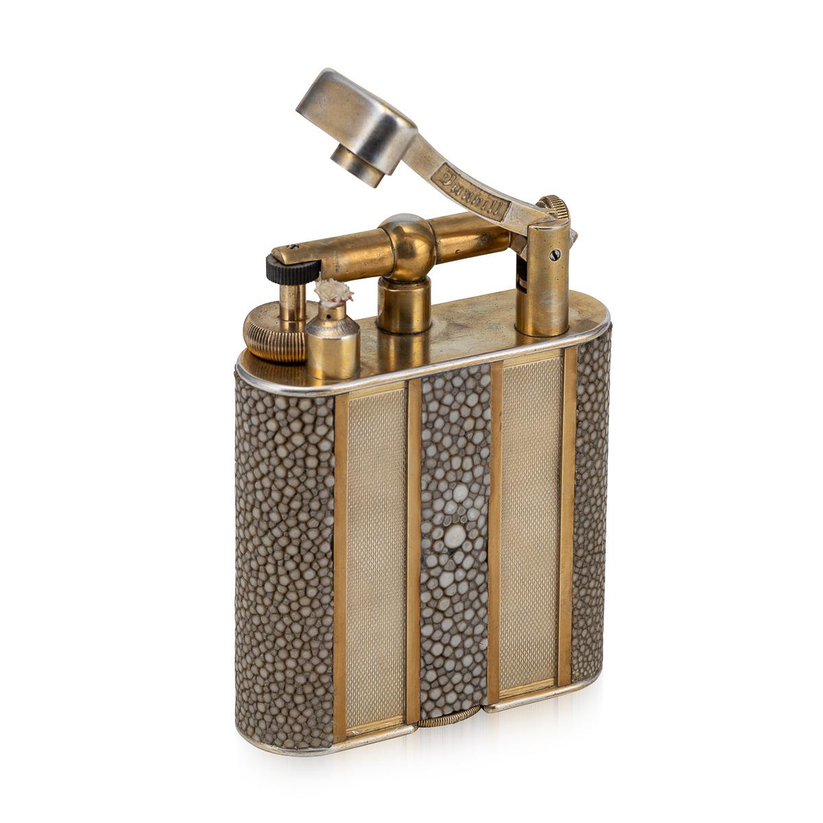 Plaqué or Briquet de table Dunhill du 20e siècle en galuchat et panneaux tournés à l'or, c.C.1950 en vente