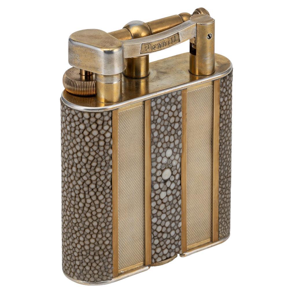 Briquet de table Dunhill du 20e siècle en galuchat et panneaux tournés à l'or, c.C.1950