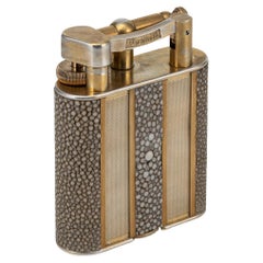 Briquet de table Dunhill du 20e siècle en galuchat et panneaux tournés à l'or, c.C.1950