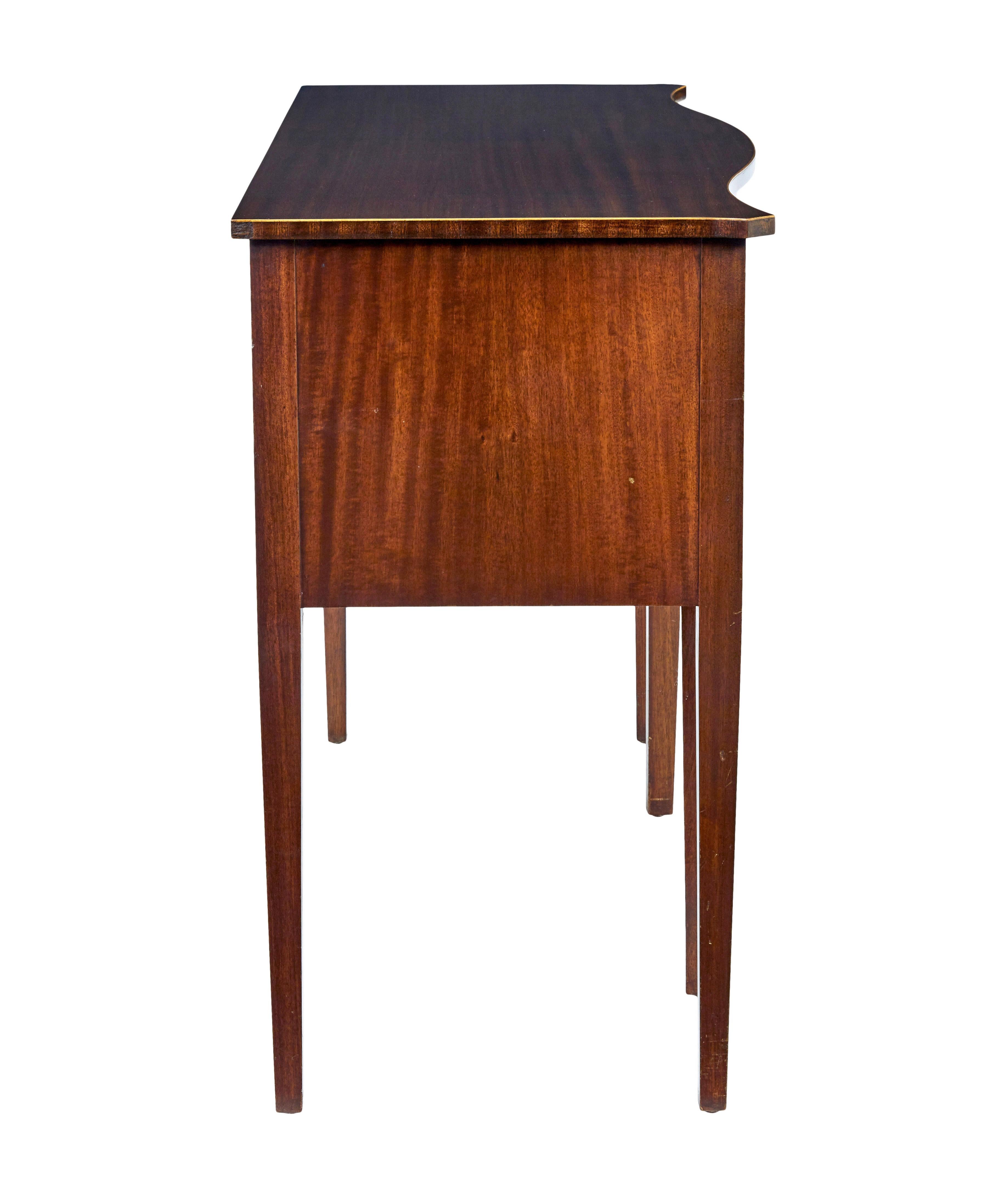 Hand-Crafted 20th century Sheraton influenced mahogany sideboard For Sale