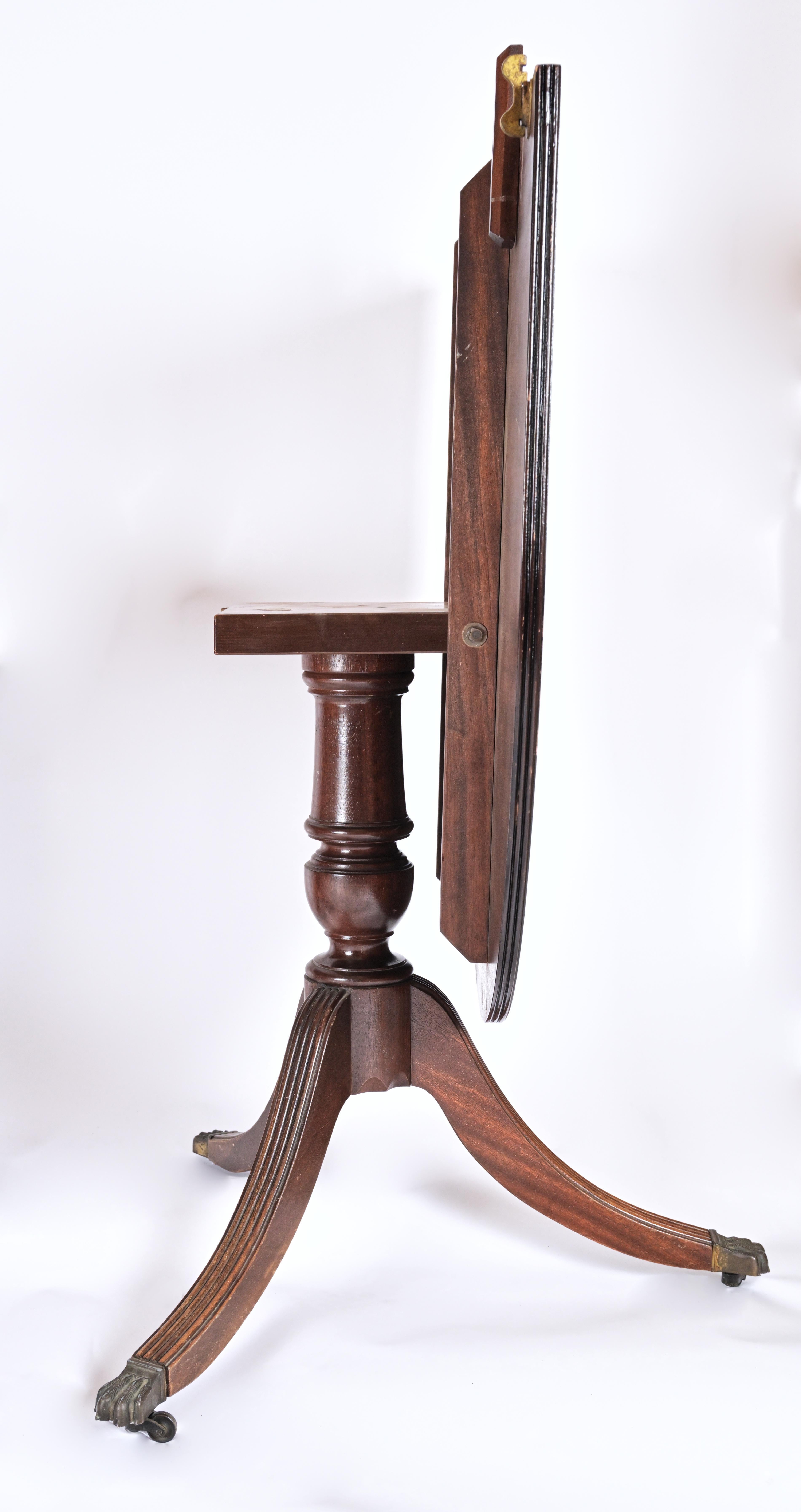 British 20th Century Sheraton Style Pedestal Base Mahogany Dining Table For Sale