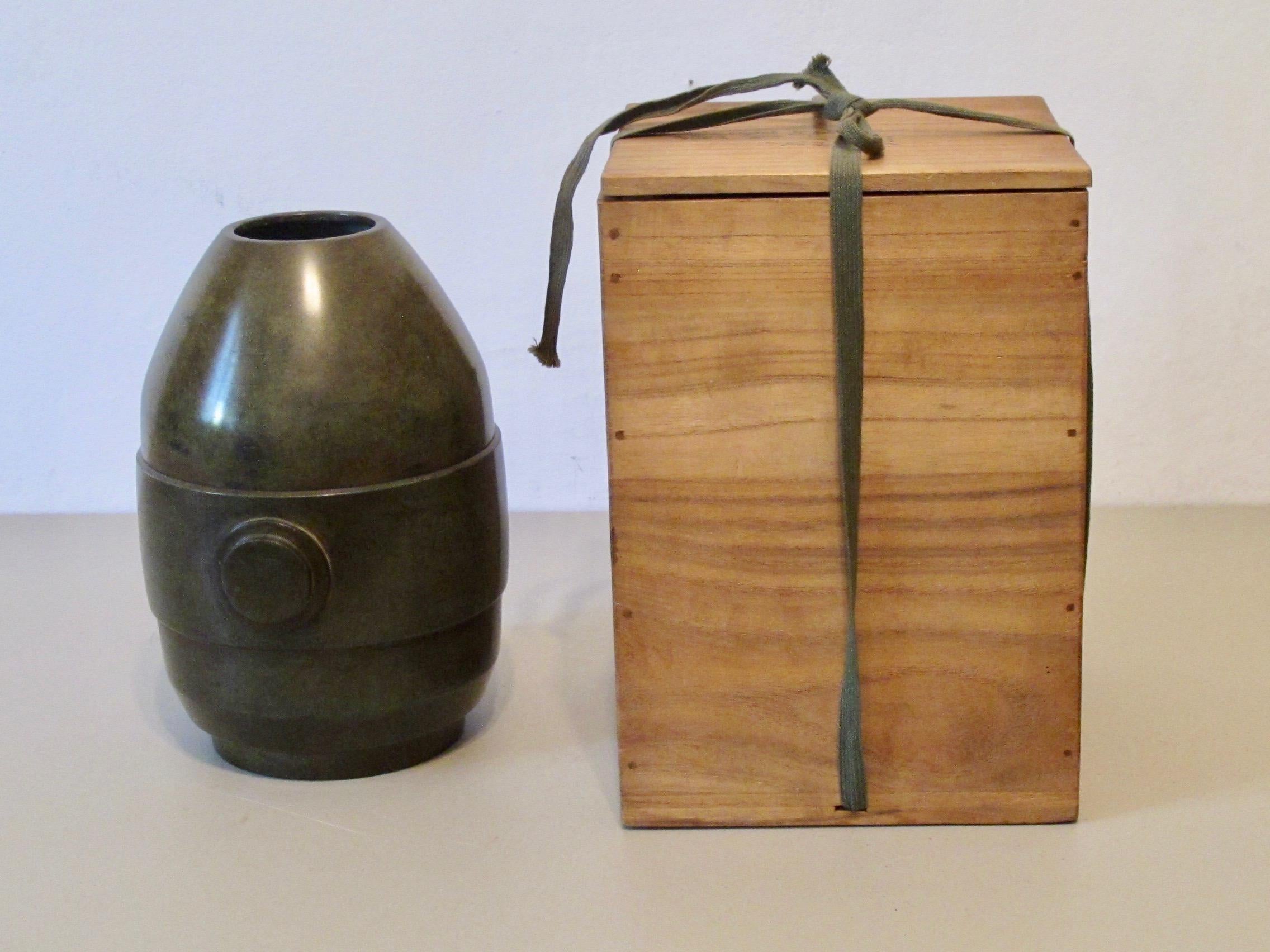 Japanese bronze vase is in the shape of a blast furnace.
Artist: Shoryu, Takaoka-city Toyama Prefecture
Measures: 16.9 x 14.6 x H 21.5 cm
good condition and comes with tomobako.