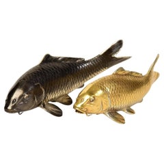 20ème siècle, Showa, paire de poissons koï en bronze japonais avec étiquette d'artiste
