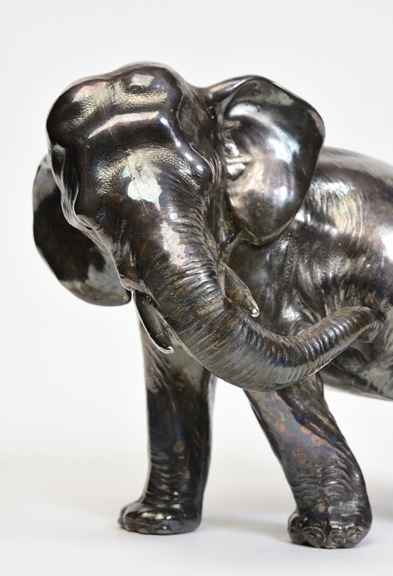 Japanese metal elephant with artist sign.

Age: Japan, Showa Period, 20th century
Size: Height 20 C.M. / Width 16.5 C.M. / Length 26 C.M. 
Condition: Nice condition overall.

100% satisfaction and authenticity guaranteed with free 