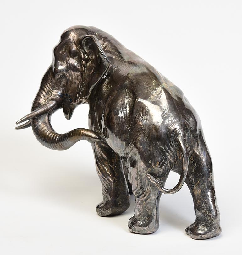 Sculpté à la main 20ème siècle, Showa, éléphant japonais ancien en métal avec étiquette d'artiste en vente