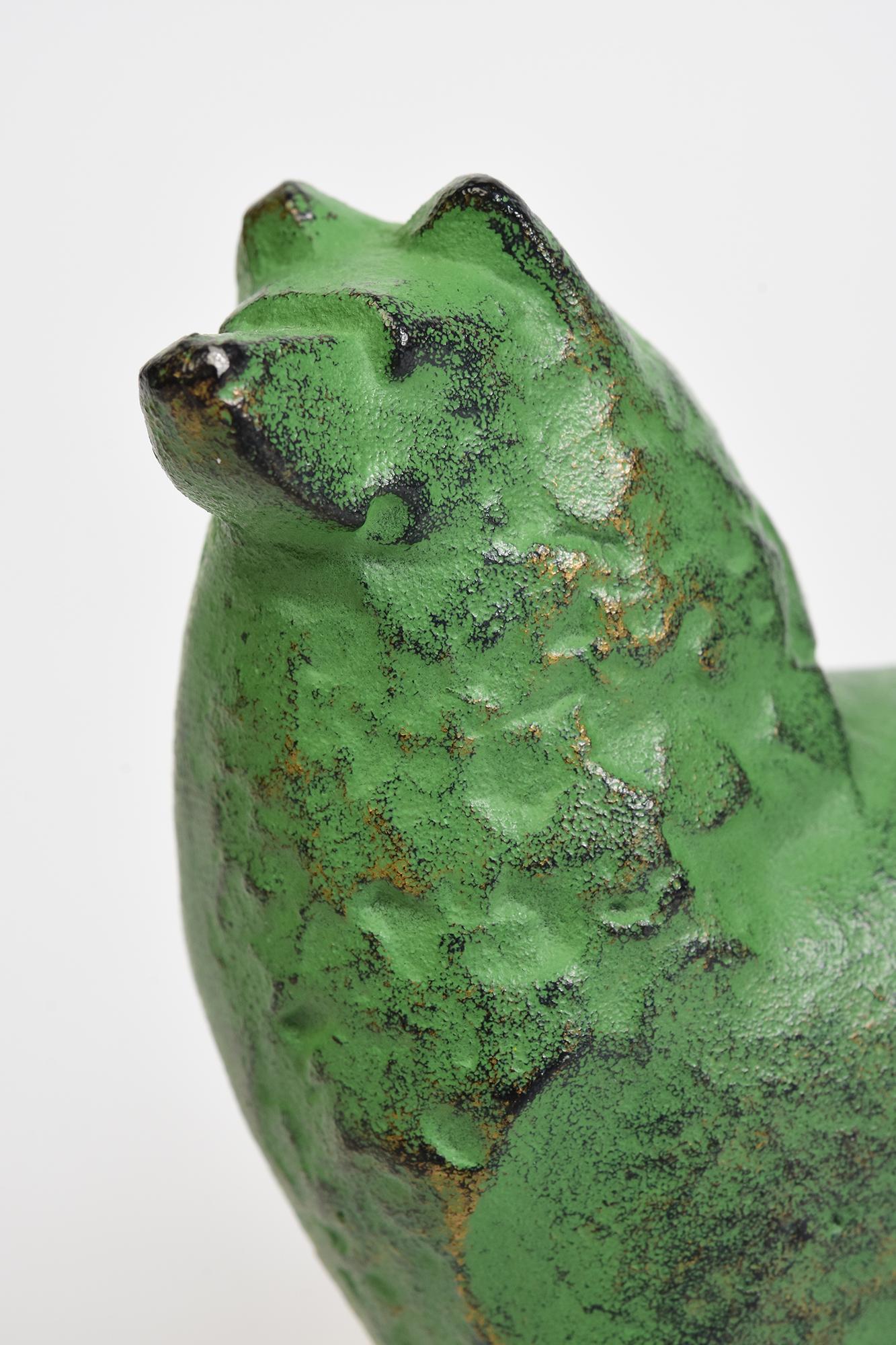 Perro animal de bronce japonés con firma de artista.

Edad: Japón, Periodo Showa, siglo XX
Tamaño: Altura 9,8 cm / Anchura 4 cm / Longitud 9,2 cm.
Estado: Buen estado en general.