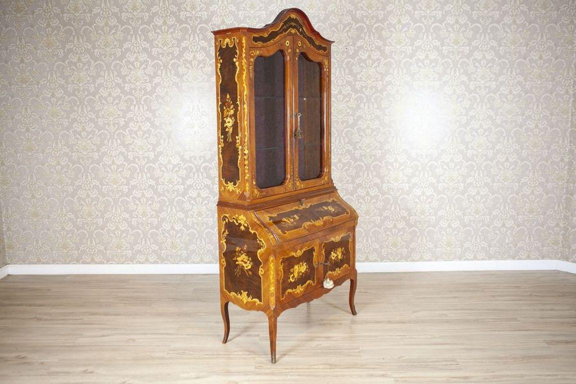 Vetrinetta/Segreteria/Cabinet per liquori della fine del XX secolo

Un mobile degli anni '80 in stile francese, composto da due parti: una base a due ante su alte gambe ricurve con sopra una segreteria con serratura, e una sezione superiore a due