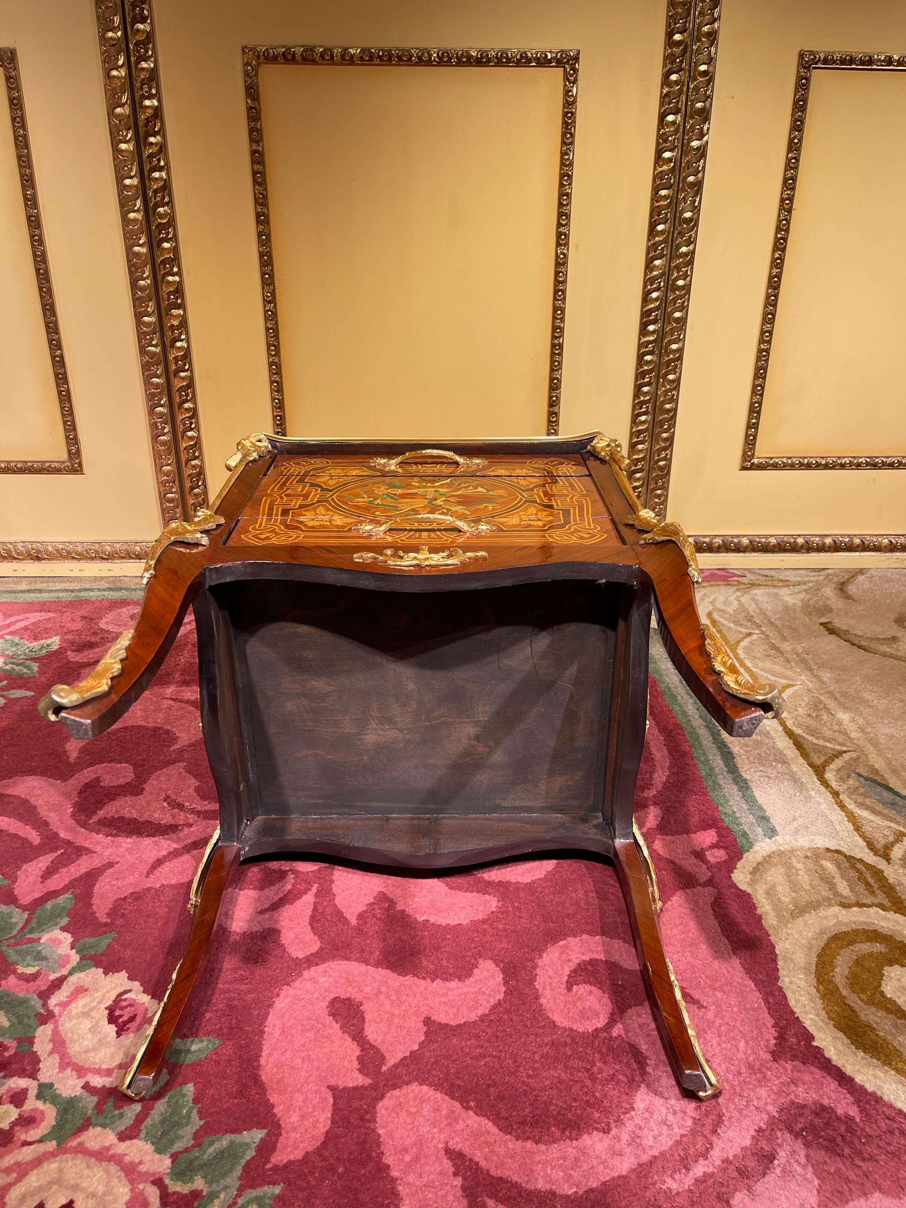 Table d'appoint commode en marqueterie Napoléon III du XXe siècle en vente 9