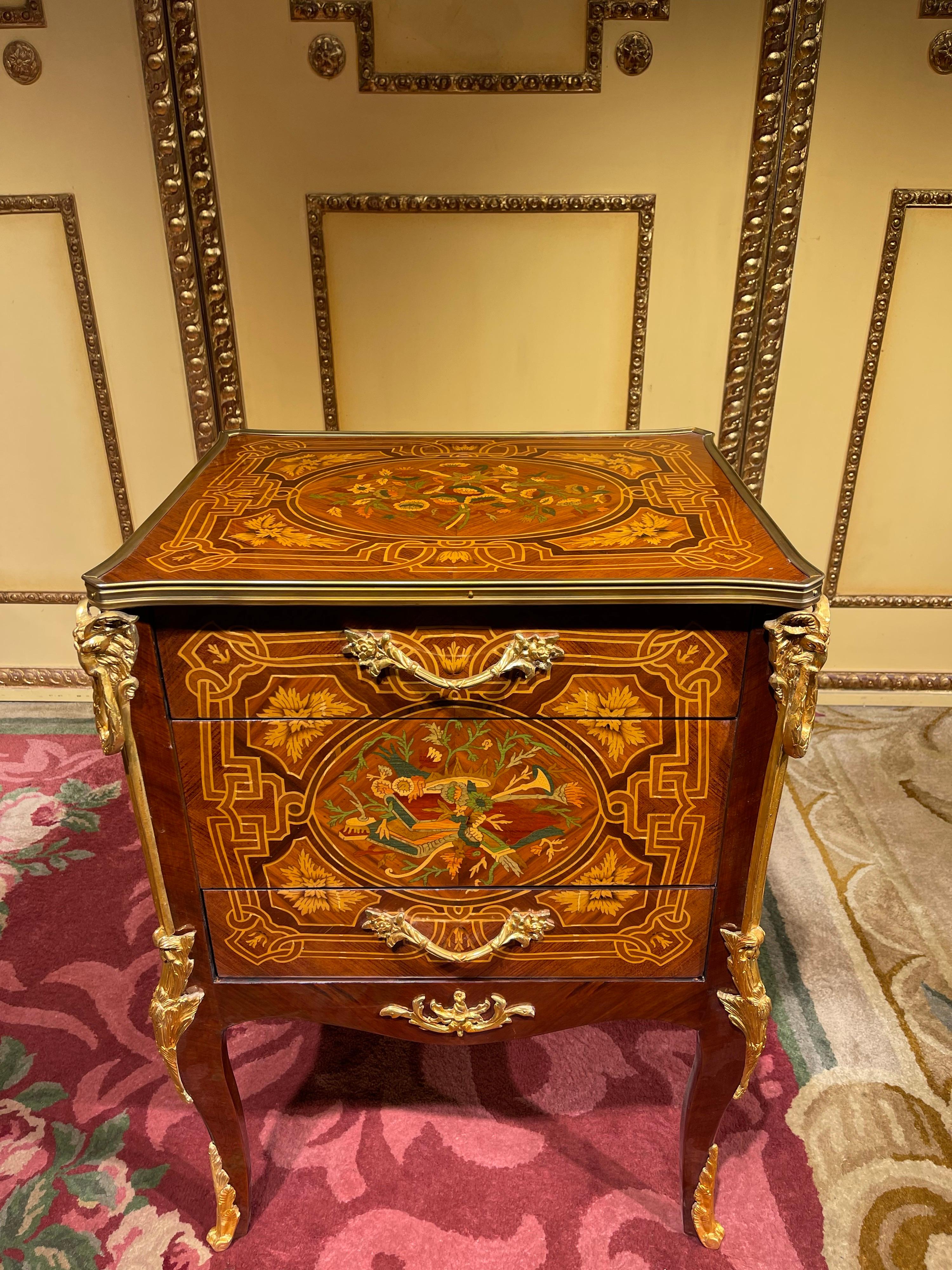 Table d'appoint de transition commode en marqueterie Napoléon III

Placage Bois-Satiné, placage miroir tout autour et marqueterie sur hêtre. Sertie de ferrures en bronze finement ciselées, très décoratives, percées et bordées. Caisse reposant sur