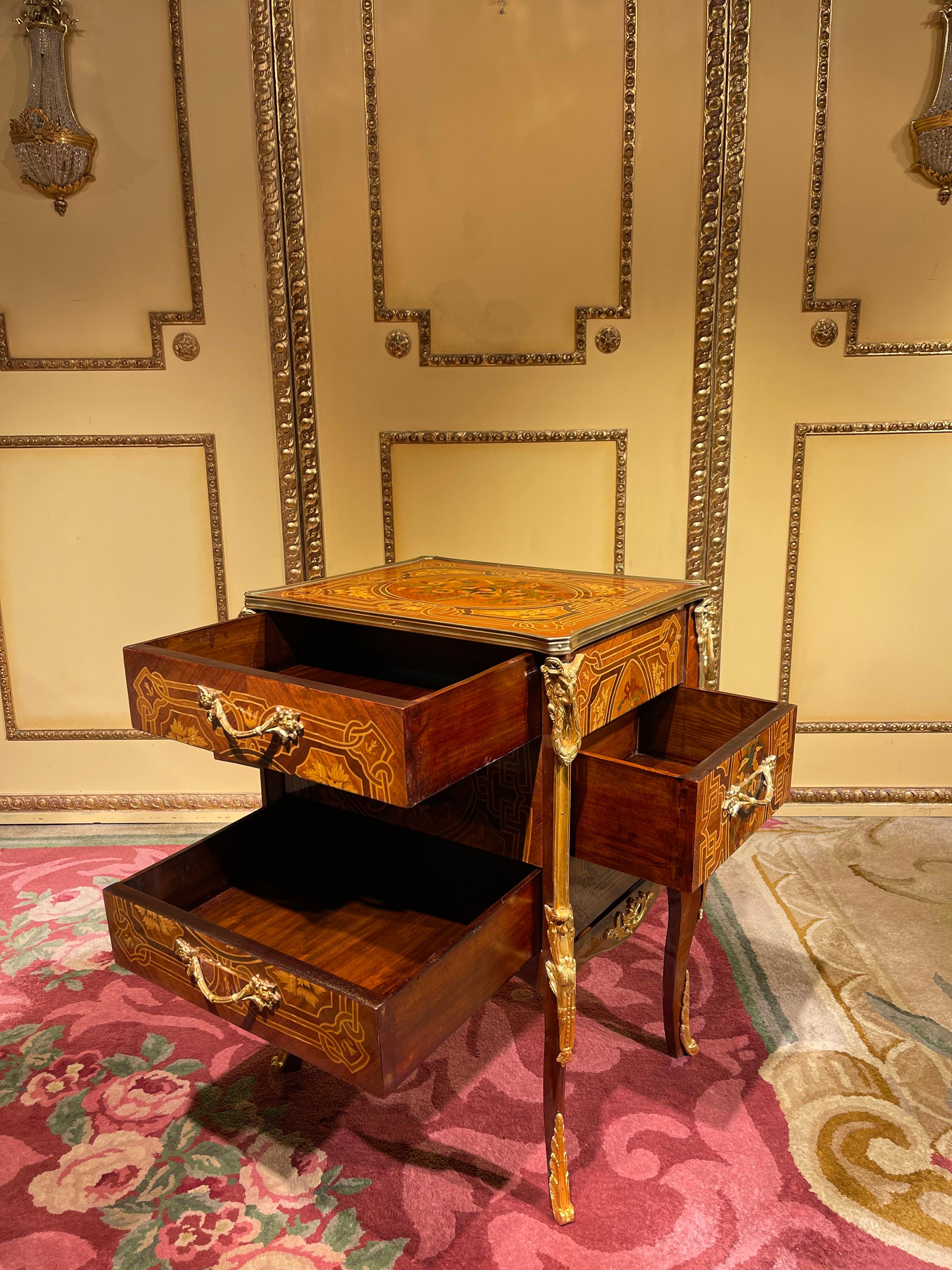 Laiton Table d'appoint commode en marqueterie Napoléon III du XXe siècle en vente