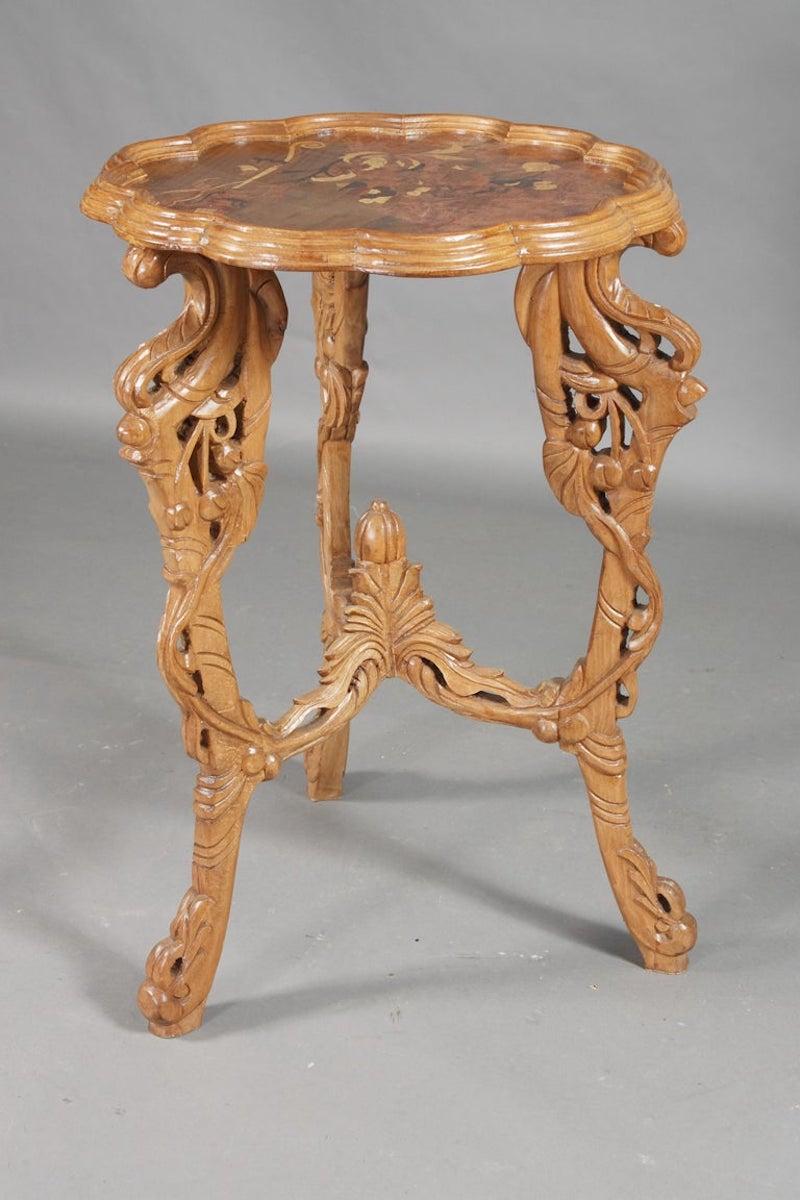 Table d'appoint du 20e siècle E. Gallé, Art Nouveau 

Bois massif avec sculptures florales. Marqueterie de couleurs variées sur bois massif. Plateau de table à cadre profilé et incrusté d'héraldique. Plateau de table sur châssis ajouré à