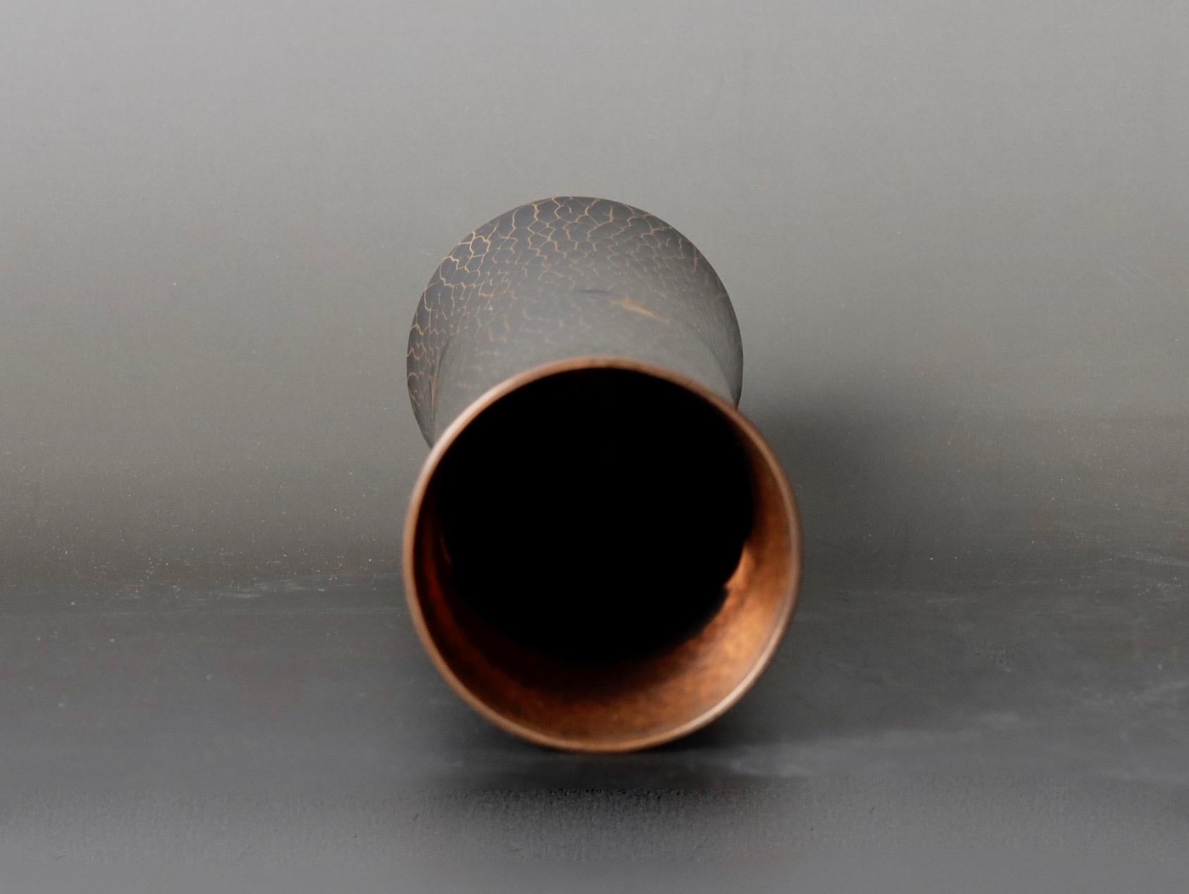 Vase en cuivre martelé à la main du 20ème siècle signé par Kyuhoudou, Japon  en vente 3